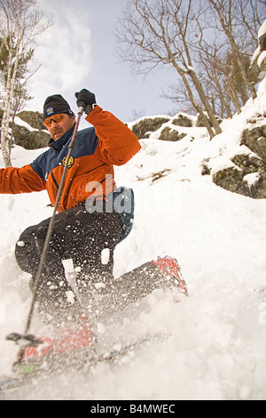 Un skieur de télémark dans l'arrière-pays de la section extrême ski Mount Bohemia dans Michigans Upper Peninsula Banque D'Images