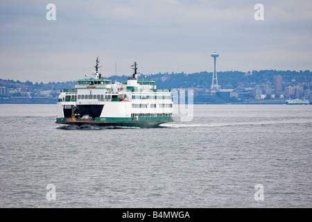 Car-ferry à Elliot Bay au large de la côte de Seattle Washington Banque D'Images