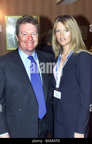 Parti conservateur conférence Octobre 2002 Bournemouth Jim Davidson Présentateur partisan conservateur avec Michelle Cotton Portrait politique Parti conservateur Conference 2002 smiling Banque D'Images