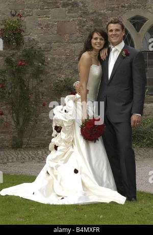 James Cracknell et Beverley Turner Mariage Octobre 2002 médaillé d'or olympique et présentatrice TV sur la photo après son mariage au château de Clearwell Gloucestershire Sport Culture portant des vêtements romantique robe de mariage Banque D'Images