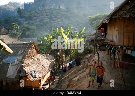 Les enfants réfugiés à Mae Sot autour de 130 000 réfugiés birmans se sont installés en Thaïlande en raison de l'oppression dans leur patrie du Myanmar Birmanie environ 30 000 réfugiés vivent maintenant dans l'ouest de Mae Sot en Thaïlande et recevoir de l'aide humanitaire 200 réfugiés birmans se sont établis dans la par son village d'un côté birman de la frontière avec la Thaïlande la refuser de franchir parce qu'ils veulent rester dans leur patrie ces réfugiés soutenir le mouvement rebelle ALNK Armée de libération nationale karen qui opère dans l'est de la Birmanie jan 2007 Banque D'Images