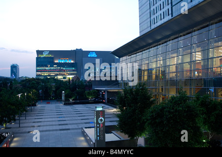 Central World Plaza en début de soirée à la droite avec le Siam Paragon tout droit Banque D'Images