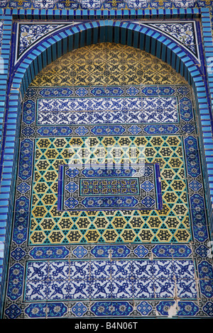 Gros plan de l'extérieur de la mosaïque de la Coupole du Rocher sur le mont du Temple dans la vieille ville de Jérusalem Banque D'Images