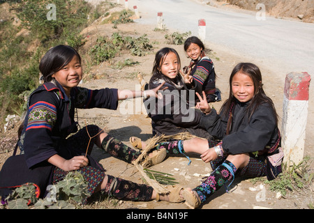 Portrait de jeunes filles Hmong noir en costume traditionnel l'artisanat, SAPA, Vietnam Banque D'Images