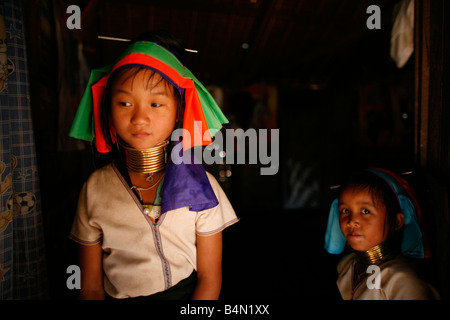 Deux jeunes filles à l'intérieur Baidjan Environ 300 réfugiés birmans en Thaïlande sont membres de communautés indigènes Longnecks groupe connu sous le nom de la plus grande des trois villages où l'Longnecks live est appelé Nai Soi situé près de la ville de Mae Hong Son Longnecks porter des bagues métalliques sur le cou qui poussent la clavicule fait et étendre le cou Ils sont une attraction touristique touristes visitent Nai Soi pour prendre des photos de l'Longnecks et acheter leur artisanat Les villages sont critiqués par les organisations des droits de l'homme comme les zoos Banque D'Images