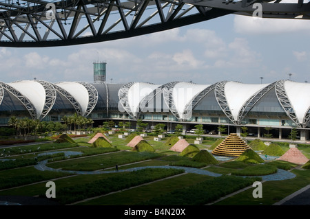 Vue extérieure d'un bâtiment de l'aéroport Suvarnabhumi de nouveau le nouveau moyeu de l'Asie du Sud Est Banque D'Images