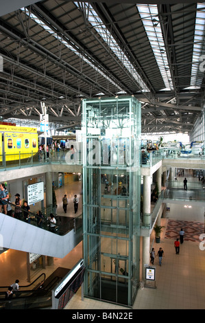 Ascenseur à l'intérieur de l'aéroport Suvarnabhumi de nouveau le nouveau moyeu de l'Asie du Sud Est Banque D'Images