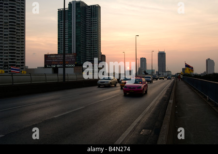 Coucher de soleil sur pont Taksin à travers la rivière Chao Phraya Banque D'Images