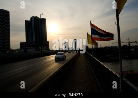 Coucher de soleil sur pont Taksin à travers la rivière Chao Phraya Banque D'Images