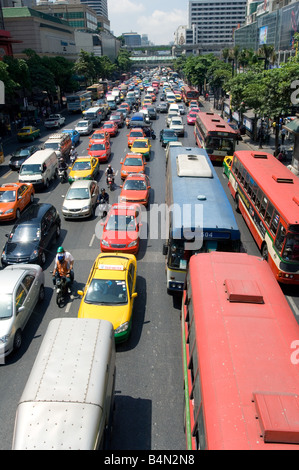 En fin de matinée le trafic sur Th Rachadamri Banque D'Images