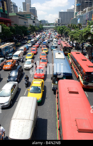 En fin de matinée le trafic sur Th Rachadamri Banque D'Images