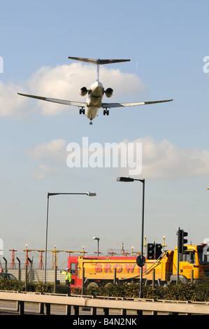 En venant de l'avion à la terre contre l'A4 à l'aéroport Heathrow de Londres Angleterre Royaume-Uni Grande-Bretagne Banque D'Images