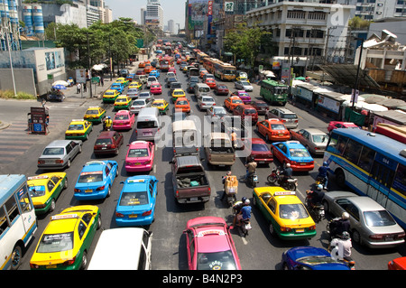 En fin de matinée le trafic sur Th Rachadamri Banque D'Images