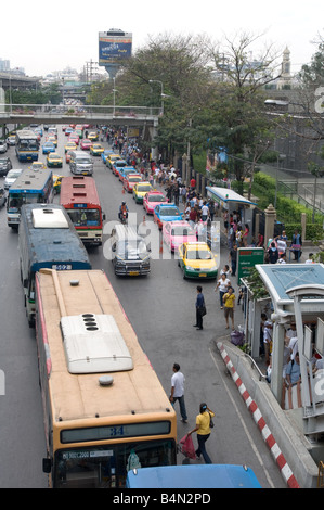 Le trafic à la passerelle pour piétons à la station Mo Chit Banque D'Images