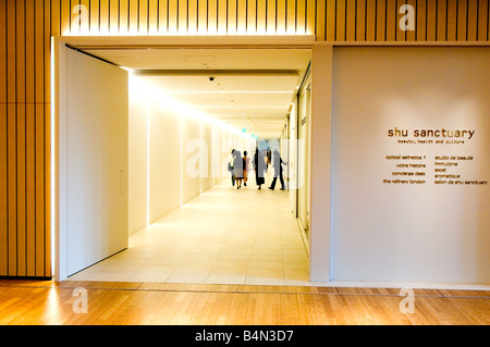 Intérieur de l'ouverture récente du Tokyo Midtown à Roppongi avec une arcade de boutiques beauté et spas beauté Banque D'Images