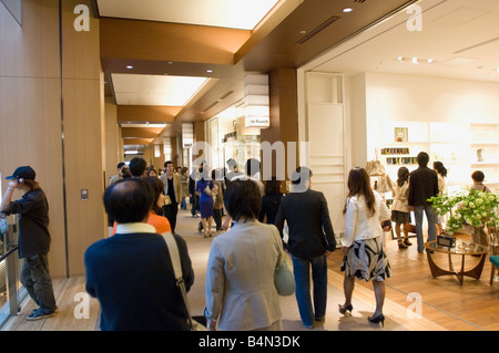 Intérieur de l'ouverture récente du Tokyo Midtown à Roppongi avec magasins modernes attirer des clients Banque D'Images