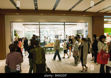 Intérieur de l'ouverture récente du Tokyo Midtown à Roppongi avec magasins modernes attirer des clients Banque D'Images