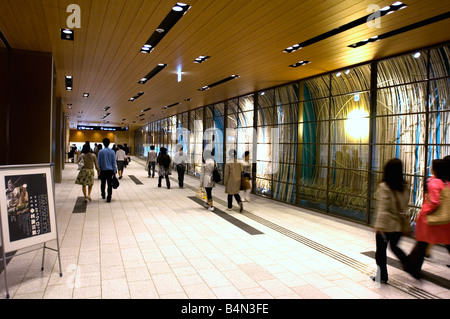 Intérieur de l'ouverture récente du Tokyo Midtown à Roppongi Passage conduisant au métro Banque D'Images