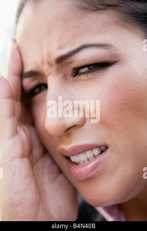 Close up of woman holding avec maux de tête Banque D'Images