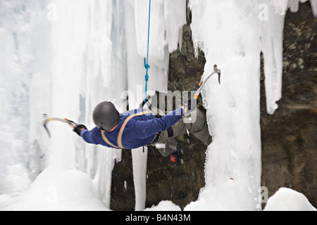 Au cours de l'escalade sur glace à Glace : Michigan Pictured Rocks National Lakeshore, dans la Péninsule Supérieure du Michigan Munising Banque D'Images