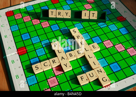 Conseil de Scrabble avec lettre carreaux - vous inviter à jouer et améliorer votre orthographe. Banque D'Images