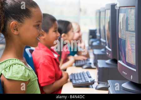 Quatre enfants devant un ordinateur (profondeur de champ/high key) Banque D'Images