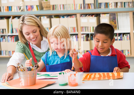 Deux élèves de la classe d'art avec l'enseignant Banque D'Images