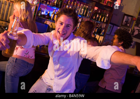 Jeune homme dans un bar Banque D'Images