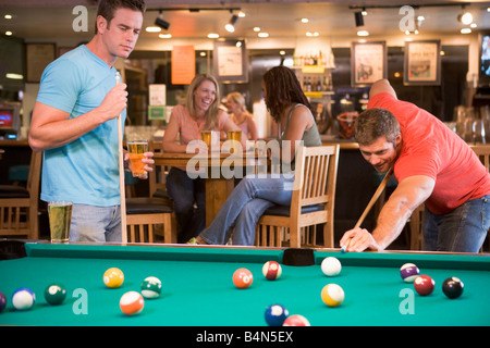 Deux hommes jouant au billard Banque D'Images
