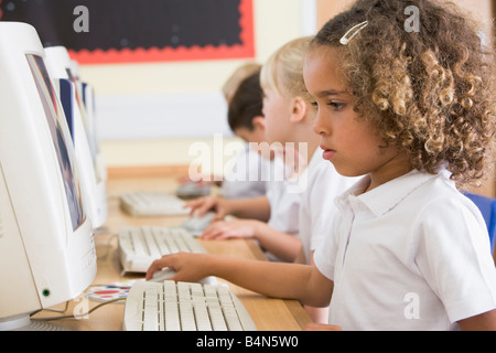 Étudiants en classe devant un ordinateur (profondeur de champ) Banque D'Images