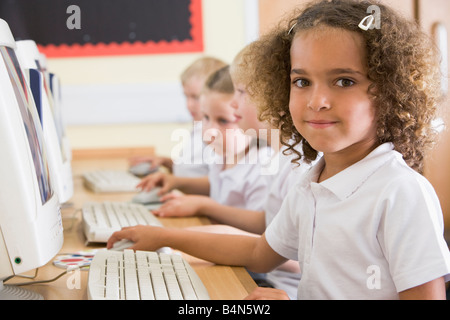 Étudiants en classe devant un ordinateur (profondeur de champ) Banque D'Images