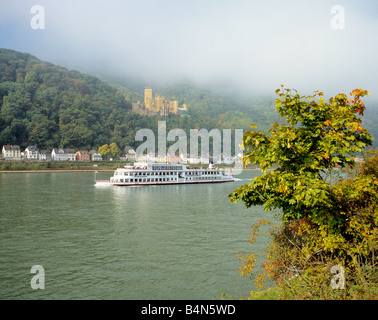 Vue sur Rhin près de Coblence avec bateau de plaisance de passage et château de Stolzenfels même nom en arrière-plan. Banque D'Images