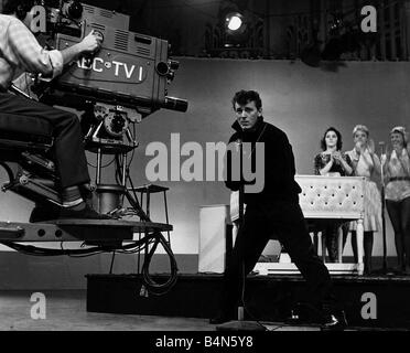 La caméra pivote dans d'enregistrer American Fifties Sixties pop singer Gene Vincent sur la télévision américaine ABC Boy Meets Girl programme Décembre 1960 Banque D'Images