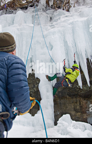 Au cours de l'escalade sur glace à Glace : Michigan Pictured Rocks National Lakeshore, dans la Péninsule Supérieure du Michigan Munising Banque D'Images