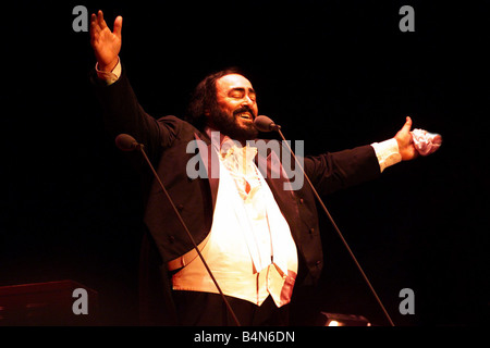 Luciano Pavarotti Concert à Stormont Belfast 99 septembre Luciano Pavarotti au cours de la vendre légende opéra performance Luciano Pavarotti et Mo Mowlam dû concilier leurs divergences après la chanteuse superstar involontairement snobé une réunion avec le secrétaire d'Ulster Banque D'Images