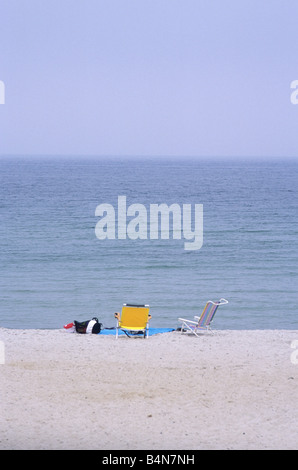 2 chaises de plage vide sur la plage par l'eau avec personne au site sur Cape Cod, USA. Banque D'Images