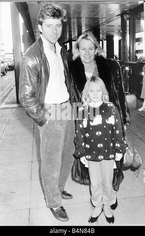 Maxwell Caulfield acteur de l'opéra de savon Les Colbys avec son épouse Juliet Mills et sa fille Melissa arrivant à l'aéroport de Gatwick à partir de Los Angeles pour les vacances de Noël Décembre 1986 Banque D'Images