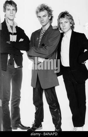 Groupe pop de la police Janvier 1980 représentée dans Daily Mirror studio Stuart Copland Sting Andy Summers Bras croisés Banque D'Images