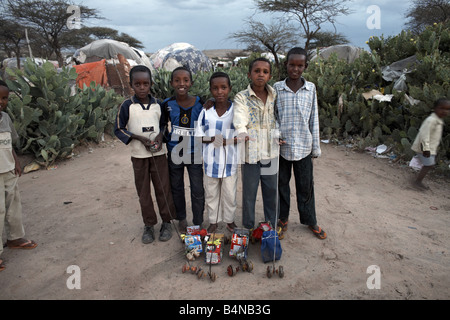 Les enfants avec des jouets dans un camp pour personnes déplacées, Hargeisa, Somaliland, en Somalie Banque D'Images