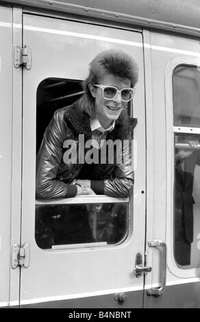 David Bowie s'appuyant sur un wagon de chemin de fer du train de Paris à la gare de Victoria Bowie est de passer trois semaines au château d'enregistrement studios juste en dehors de Paris et se rendra à Rome pour compléter le LP en studios de RCA Banque D'Images