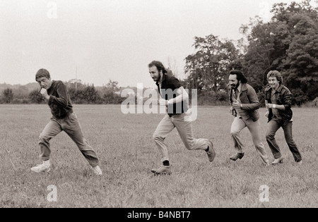 L'OMS Août 1979 Roger Daltrey Pete Townshend John Entwhistle et Kenny Jones qui traverse un champ Banque D'Images