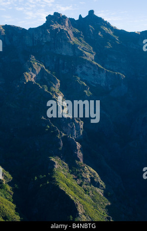 Vue depuis le Pico da Encumeada à Madère Pico Grande Banque D'Images