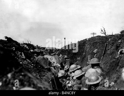 Au cours de l'éclatement d'obus dans les tranchées de réserve en ligne mi-octobre de la campagne de la Somme La bataille a commencé le 1er juillet 1916 le jour où au moins 20 000 soldats britanniques ont été tués et 40 000 ont été blessés c'est le plus grand nombre de victimes britanniques en une seule journée de combats dans l'histoire moderne, la bataille se poursuit jusqu'en novembre Banque D'Images