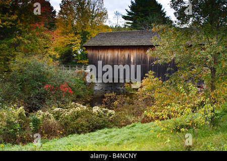 Un pont couvert en bois Bradford New Hampshire sur une après-midi d'automne Banque D'Images