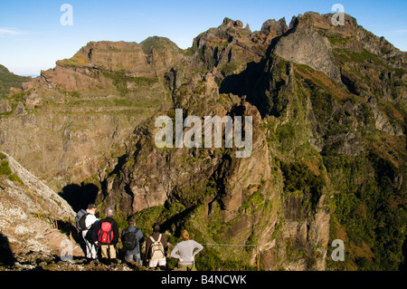 Vue sur les pentes du Pico do Gato à Madère vers Pico das Torres Banque D'Images