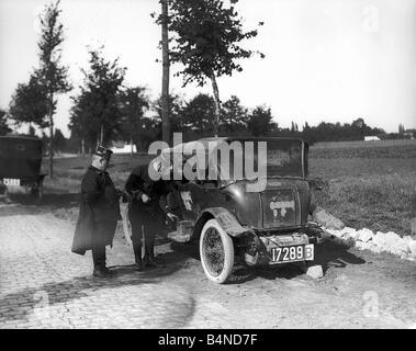 World War One Voitures capturés par les Allemands l'ennemi ont enfilé l'uniforme de l'officier belge en charge et conduit à moins de cinq kilomètres d'Anvers avant d'être arrêté 1914 Banque D'Images