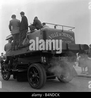 Vieux Véhicules commerciaux Mai 1962 participer à la Londres à Brighton exécuter nettoyage camion routier construit en Français Banque D'Images