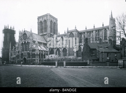 Une vue générale de la cathédrale de York York en Angleterre dans le quartier Gothique cathédrale de York contient des vitraux médiévaux le croisillon sud a été gravement endommagé par un incendie 1984 mais a été restauré vers 1970 Banque D'Images