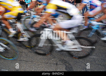 Les cyclistes passant dans l'ENECO Tour de Hollande 2008 Banque D'Images