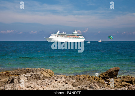 Bateau de croisière mouillant au large de la côte de Coco Cay aux Bahamas Banque D'Images